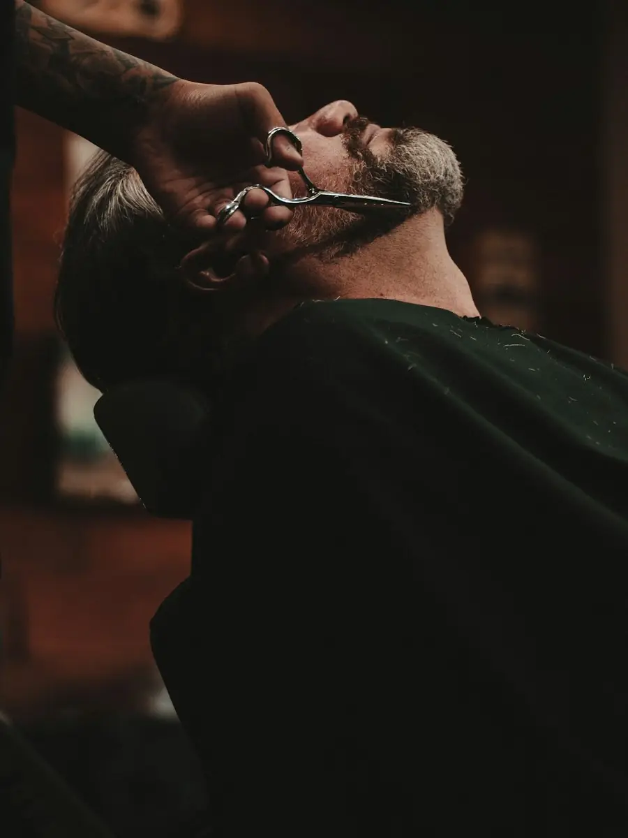 Barbeiro fazendo a barba de um cliente