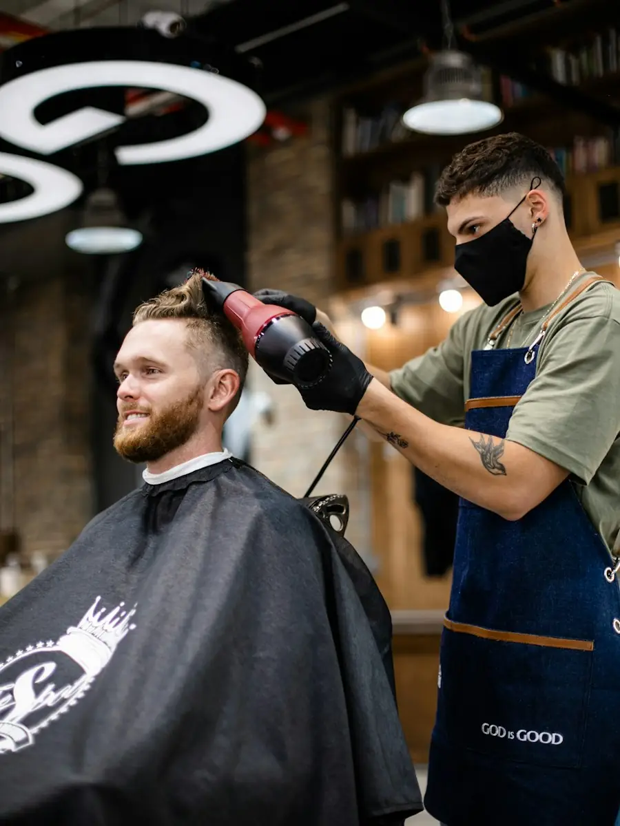 Cliente na cadeira da barbearia