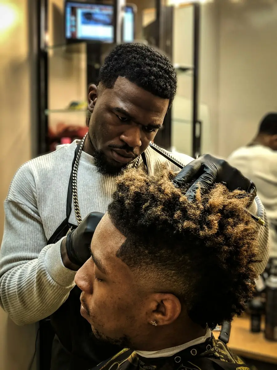Corte em cabelo crespo